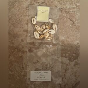 NEW WITH TAGS: Vici Collection shell necklace